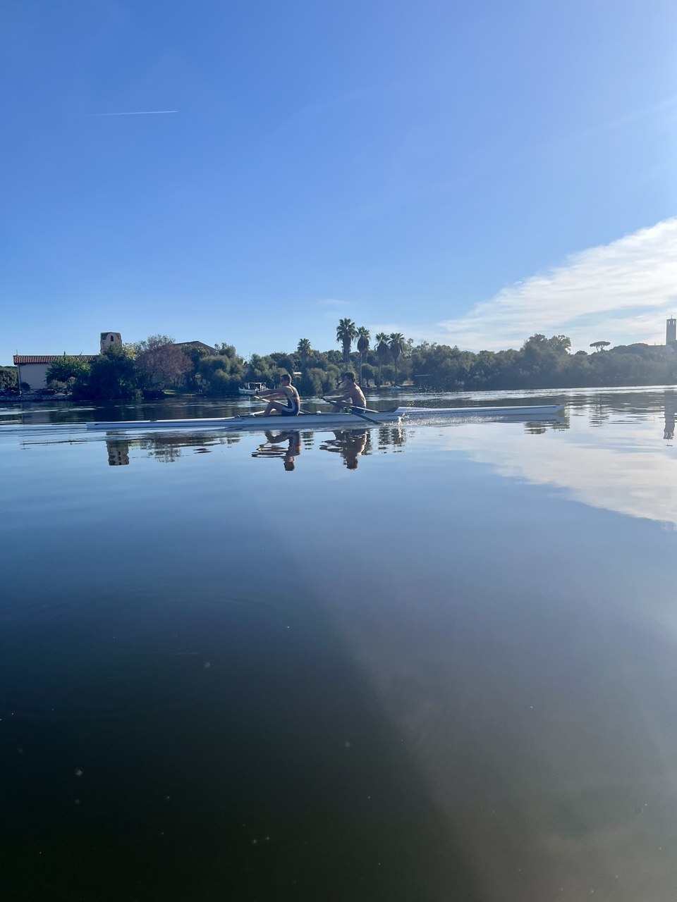 Allenamento di canottaggio sul Lago di Paola