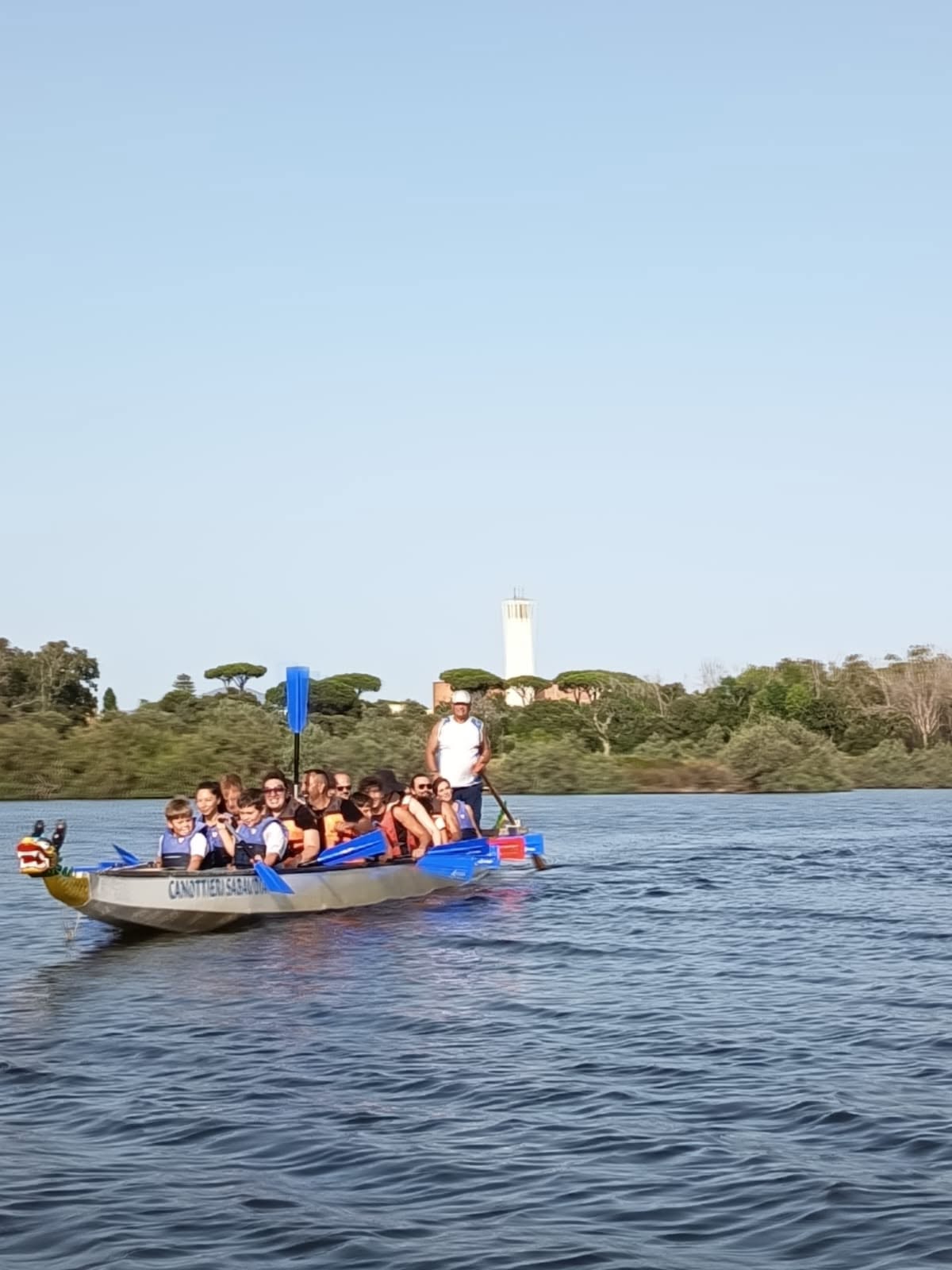 Equipaggio di dragon boat sul Lago di Paola