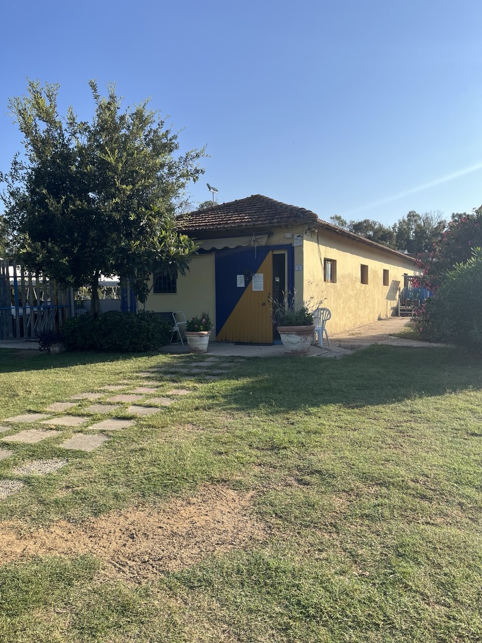 Atleti del Circolo Canottieri Sabaudia in allenamento sul lago